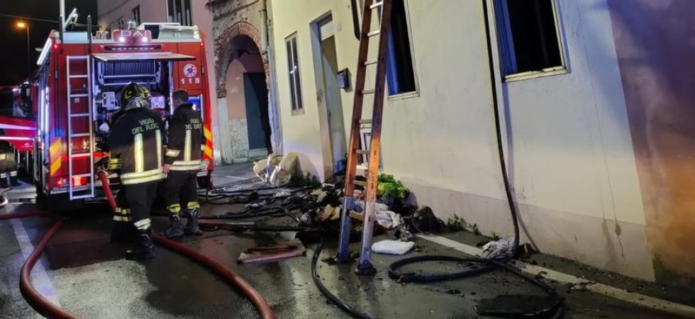 Fiamme nella notte in una casa, evacuata una famiglia di 5 persone: intossicati due minori